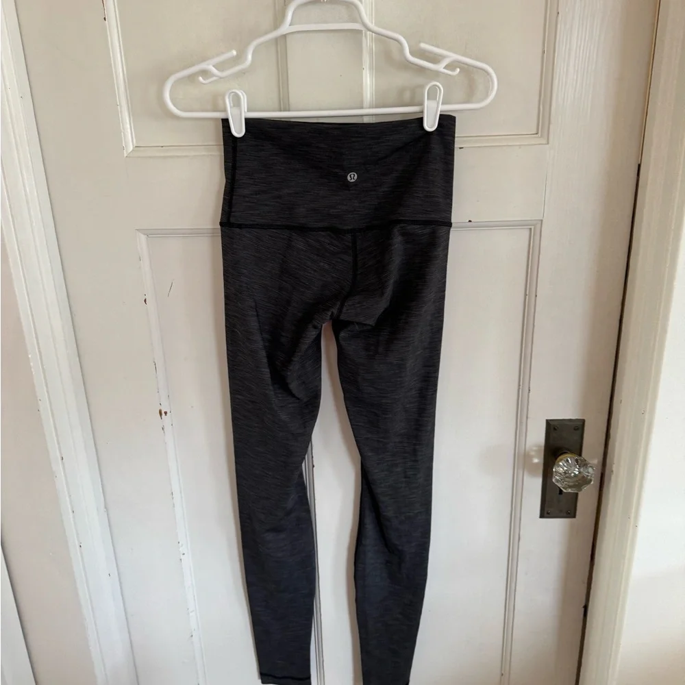 Lululemon heather gray leggings‎ size 6